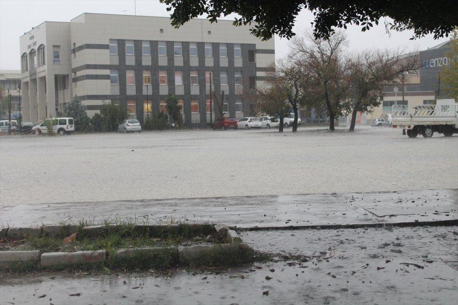 Antalya'da Sağanak Ve Dolu Etkili Oldu