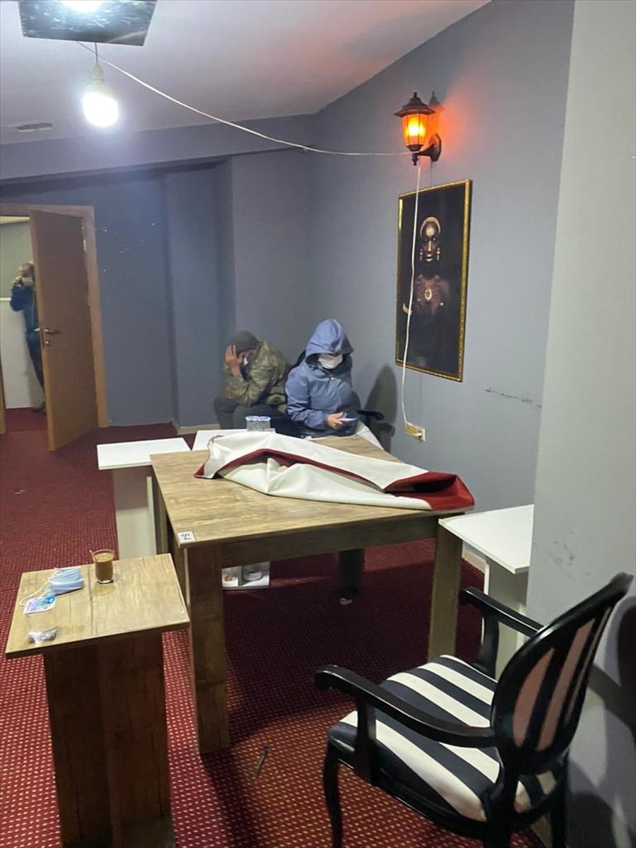 Eskişehir'de Mühürlü İş Yerinde Kumar Oynayan 35 Kişiye Para Cezası