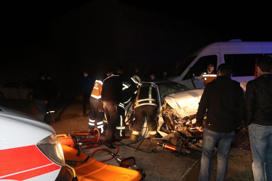 Karaman’da İşçi Minibüsü İle Otomobil Çarpıştı: 5 Yaralı
