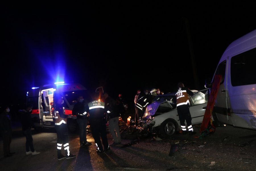Karaman’da İşçi Minibüsü İle Otomobil Çarpıştı: 5 Yaralı