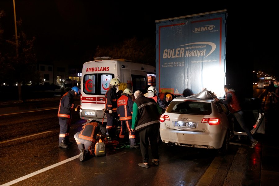 Seyir Halindeki Tıra Arkadan Çarpan Otomobilin Sürücüsü Yaralandı