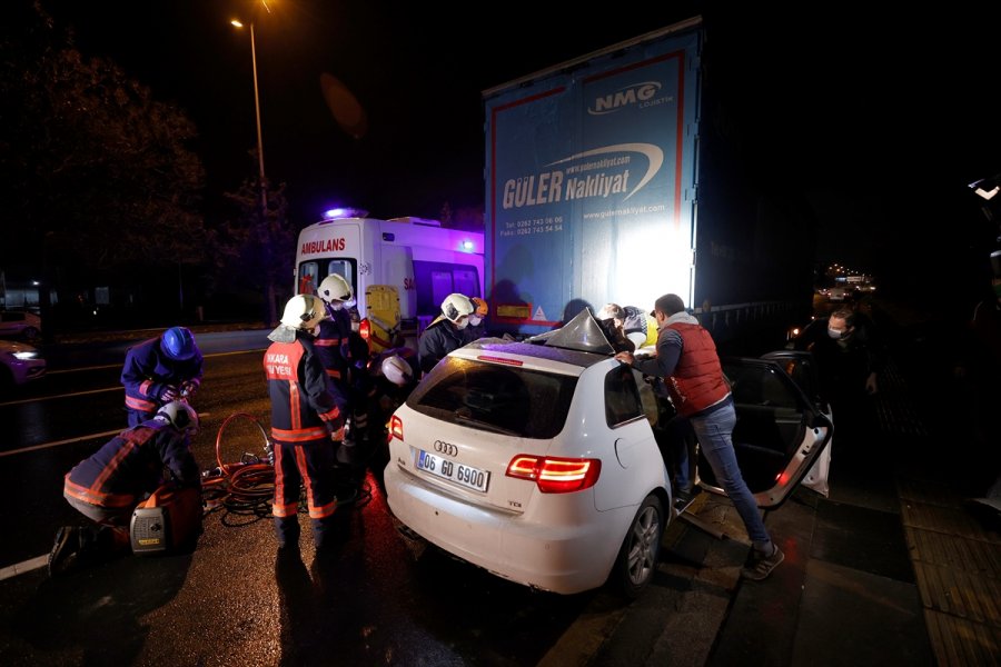 Seyir Halindeki Tıra Arkadan Çarpan Otomobilin Sürücüsü Yaralandı