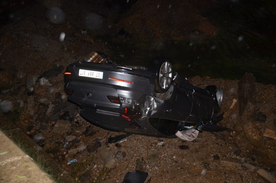 Antalya'da Şarampole Yuvarlanan Otomobilin Sürücüsü Yaralandı