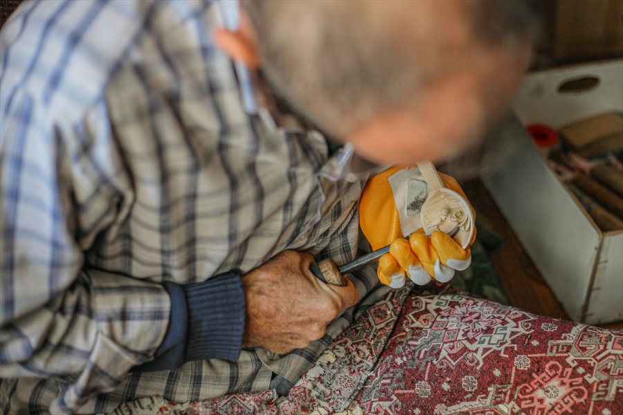 Emekli Resim Öğretmeni, Baba Mesleği Tahta Kaşık Zanaatını Yaşatıyor