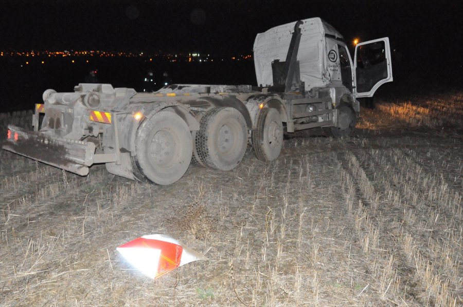 Eskişehir'de Park Halindeyken Çalınan Kamyon Tarlada Devrilmiş Halde Bulundu