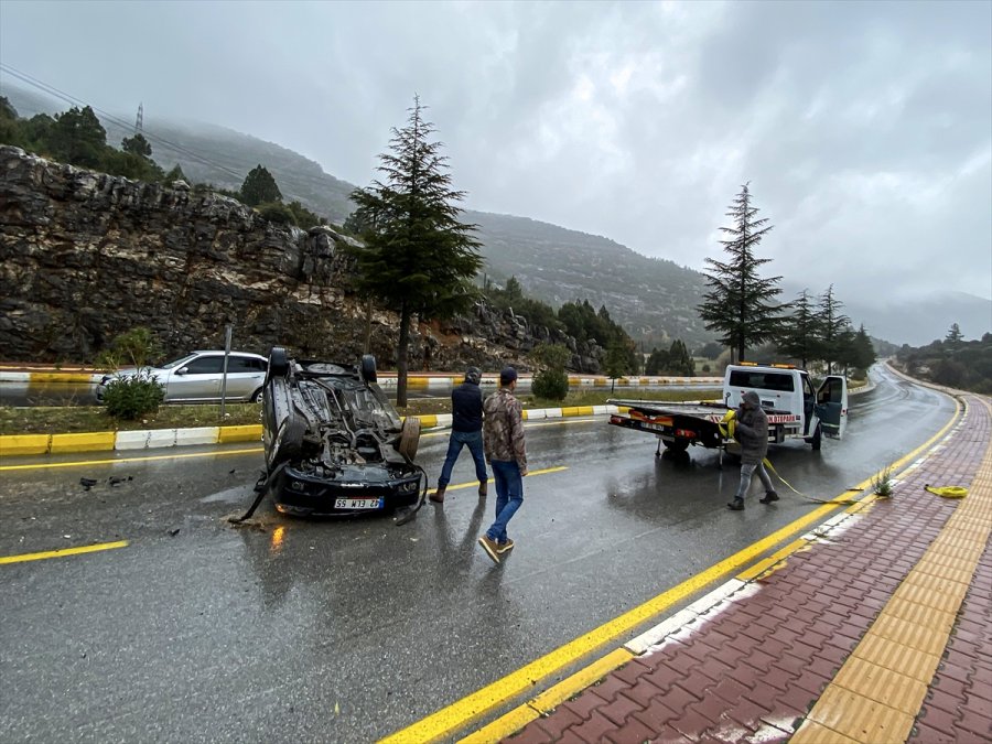 Konya Plakalı Otomobil Antalya'da Kaza Yaptı