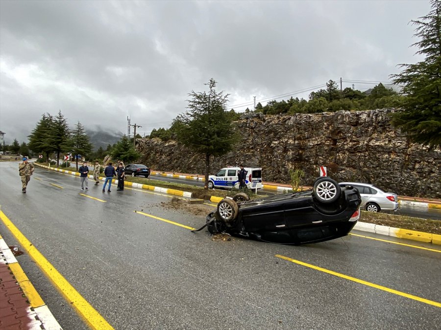 Konya Plakalı Otomobil Antalya'da Kaza Yaptı