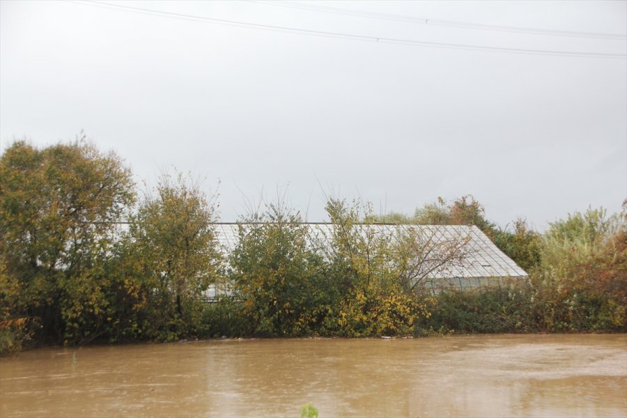 Antalya'da Kuvvetli Yağış Etkili Oldu