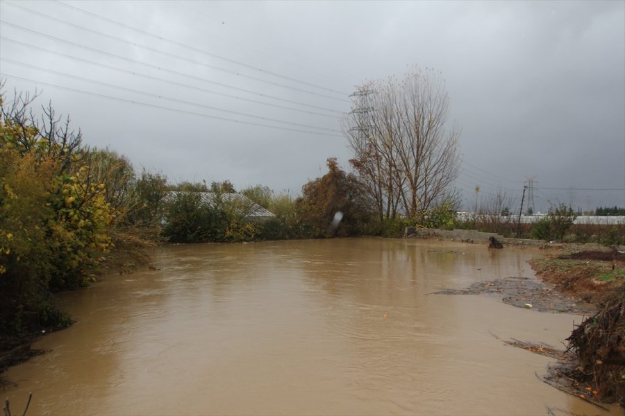 Antalya'da Kuvvetli Yağış Etkili Oldu