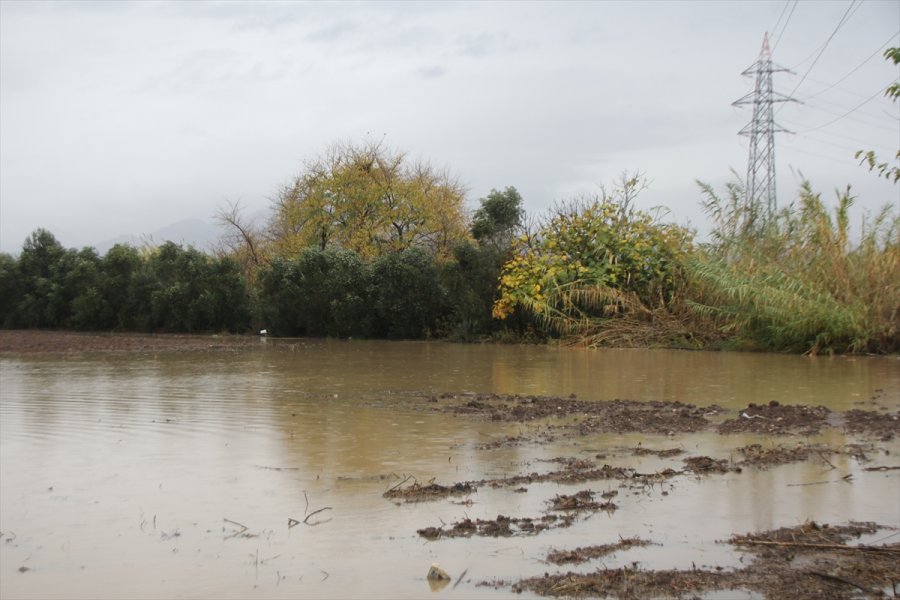 Antalya'da Kuvvetli Yağış Etkili Oldu