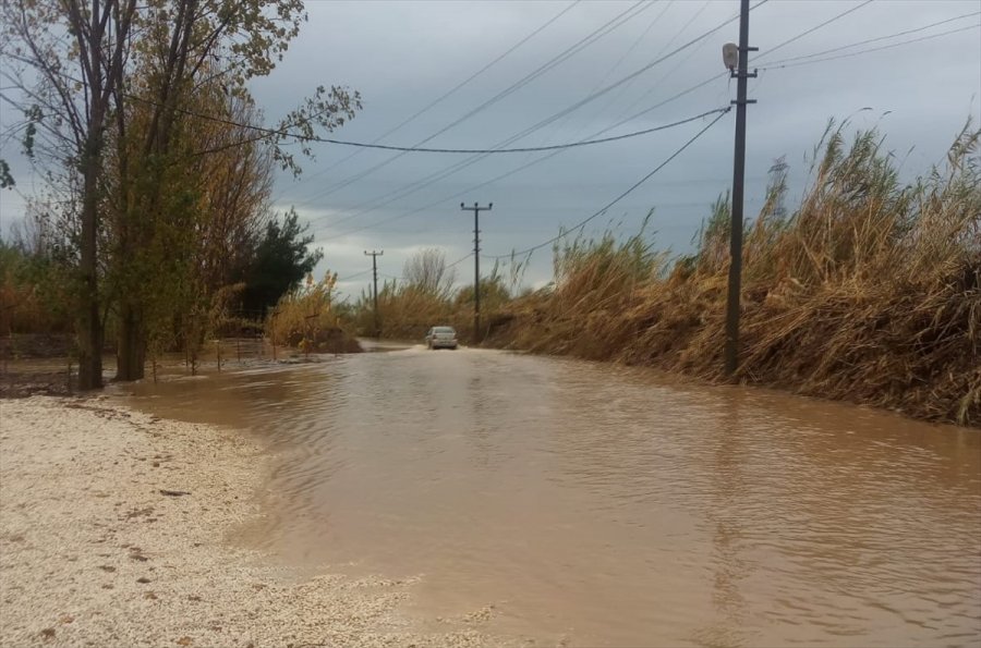 Antalya'da Kuvvetli Yağış Etkili Oldu