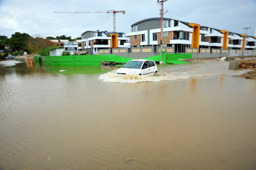 Antalya'daki Kuvvetli Yağışta Evlerini Su Basan Vatandaşlar Temizlik Çalışması Yapıyor