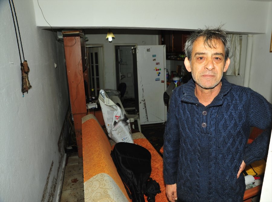 Antalya'daki Kuvvetli Yağışta Evlerini Su Basan Vatandaşlar Temizlik Çalışması Yapıyor