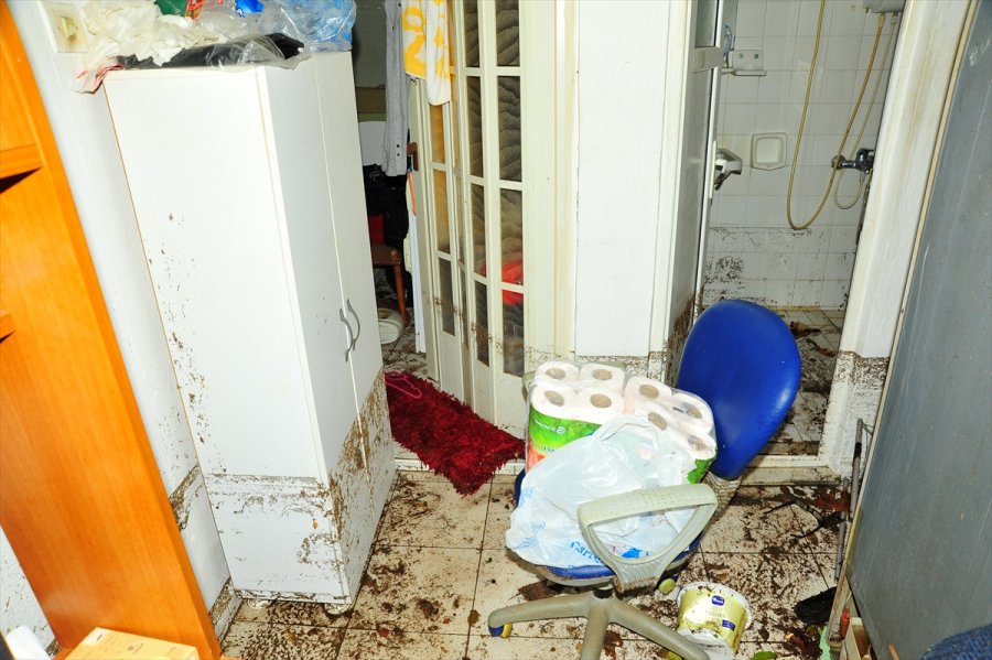 Antalya'daki Kuvvetli Yağışta Evlerini Su Basan Vatandaşlar Temizlik Çalışması Yapıyor