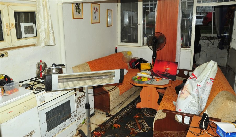 Antalya'daki Kuvvetli Yağışta Evlerini Su Basan Vatandaşlar Temizlik Çalışması Yapıyor