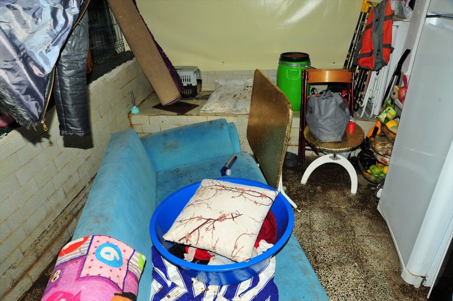 Antalya'daki Kuvvetli Yağışta Evlerini Su Basan Vatandaşlar Temizlik Çalışması Yapıyor