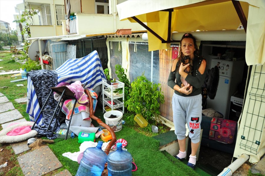 Antalya'daki Kuvvetli Yağışta Evlerini Su Basan Vatandaşlar Temizlik Çalışması Yapıyor