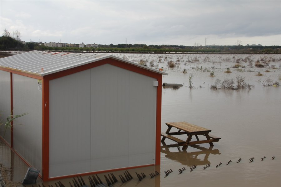 Antalya'da Kuvvetli Yağış Etkisini Sürdürüyor