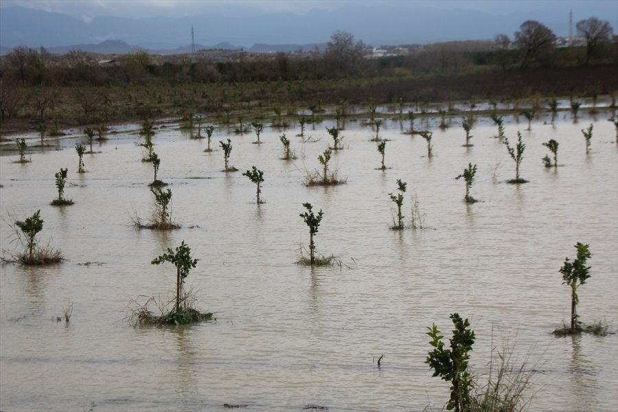 Antalya'da Kuvvetli Yağış Etkisini Sürdürüyor