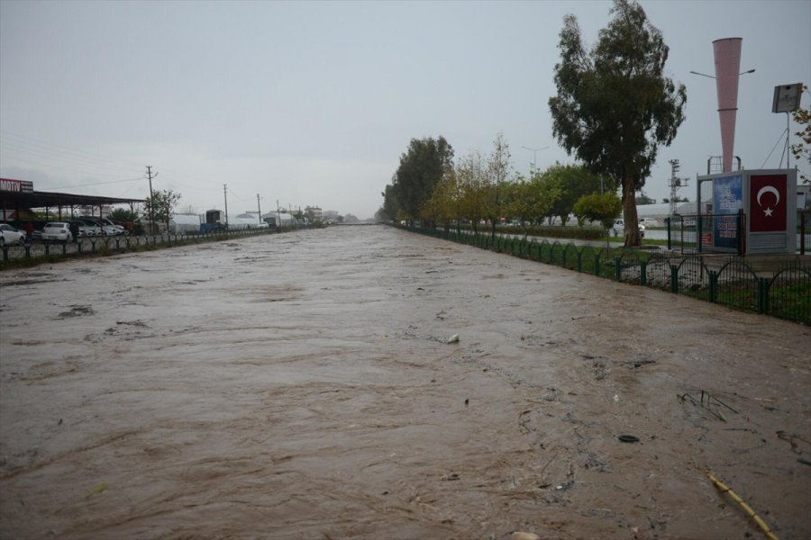Güncelleme - Antalya'da Kuvvetli Yağış Etkisini Sürdürüyor