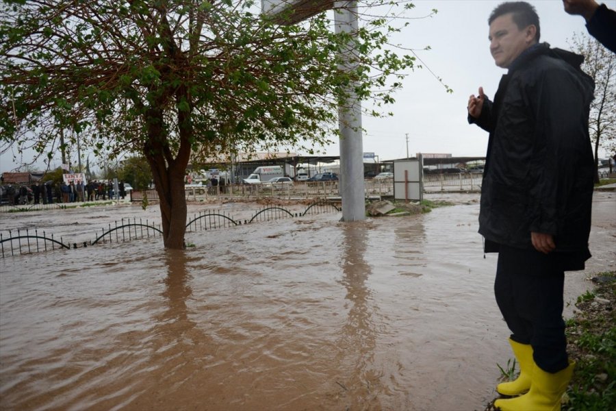 Güncelleme - Antalya'da Kuvvetli Yağış Etkisini Sürdürüyor