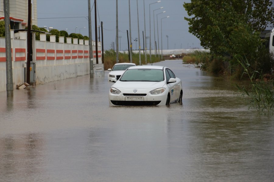 Güncelleme 2 - Antalya'da Kuvvetli Yağış Etkisini Sürdürüyor