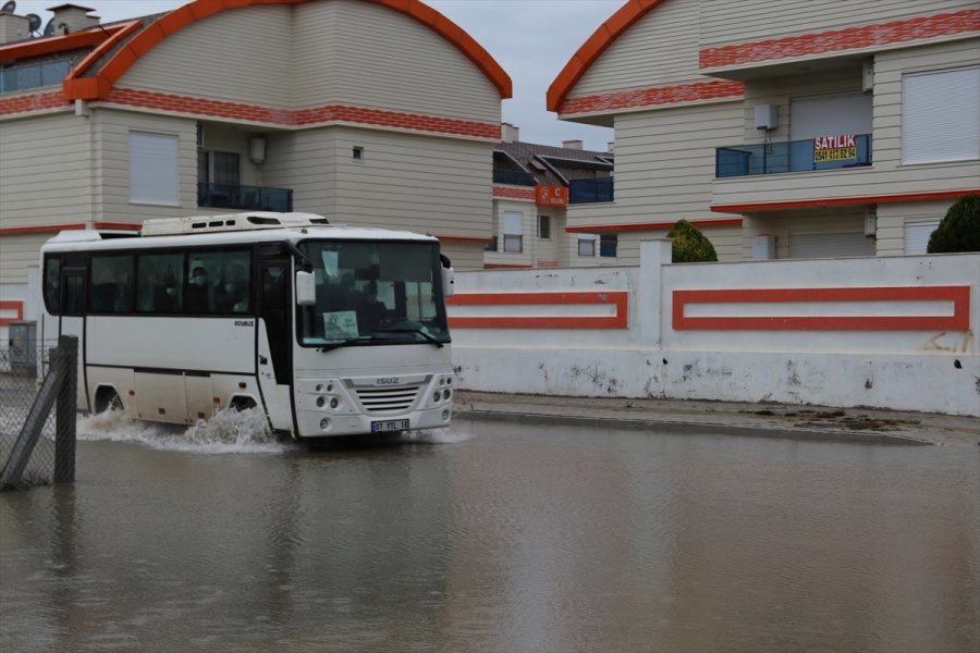 Güncelleme 2 - Antalya'da Kuvvetli Yağış Etkisini Sürdürüyor