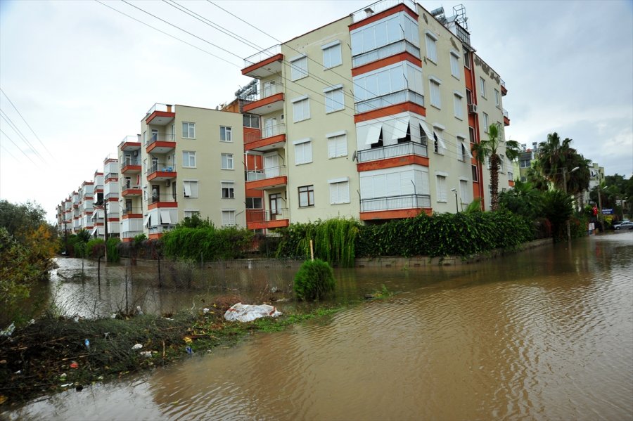 Antalya'daki Kuvvetli Yağışta Evlerini Su Basan Vatandaşlar Temizlik Çalışması Yapıyor