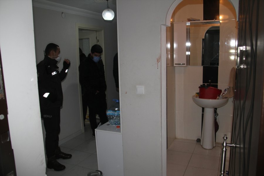 Konya'da Apartmanın Teras Katında Tüpten Kaynaklandığı Sanılan Patlamada 3 Kişi Yaralandı