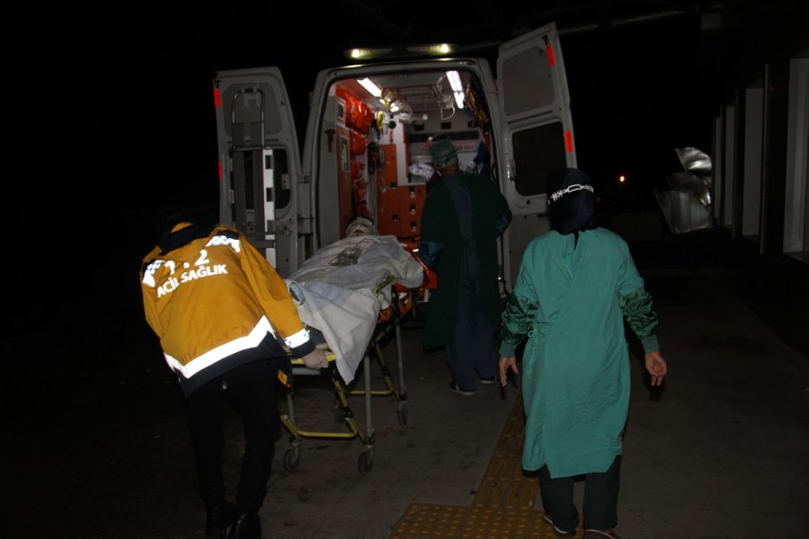 Konya'da Apartmanın Teras Katında Tüpten Kaynaklandığı Sanılan Patlamada 3 Kişi Yaralandı