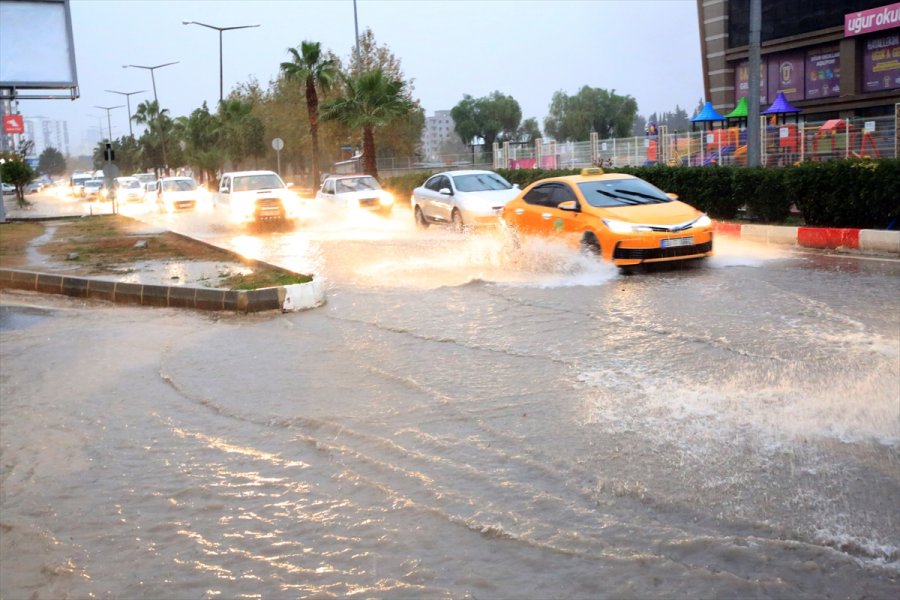 Mersin'de Sağanak Yağış Gün Boyu Etkili Oldu