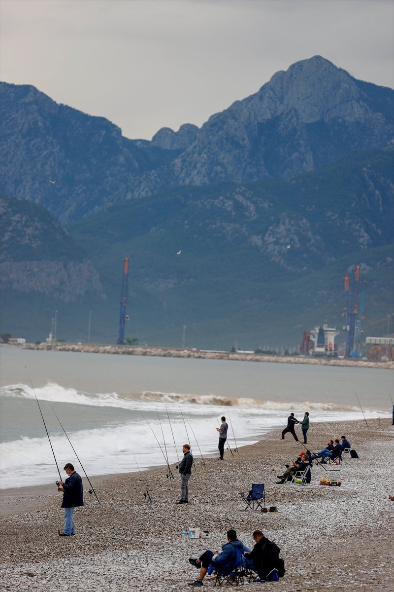 Antalya'da Yağışların Hafiflemesiyle Vatandaşlar Sahile Akın Etti