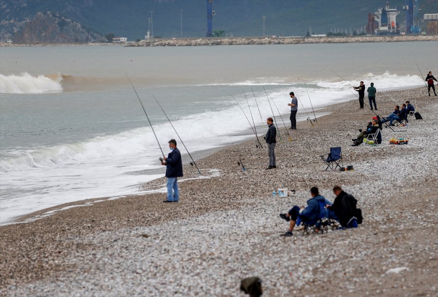 Antalya'da Yağışların Hafiflemesiyle Vatandaşlar Sahile Akın Etti