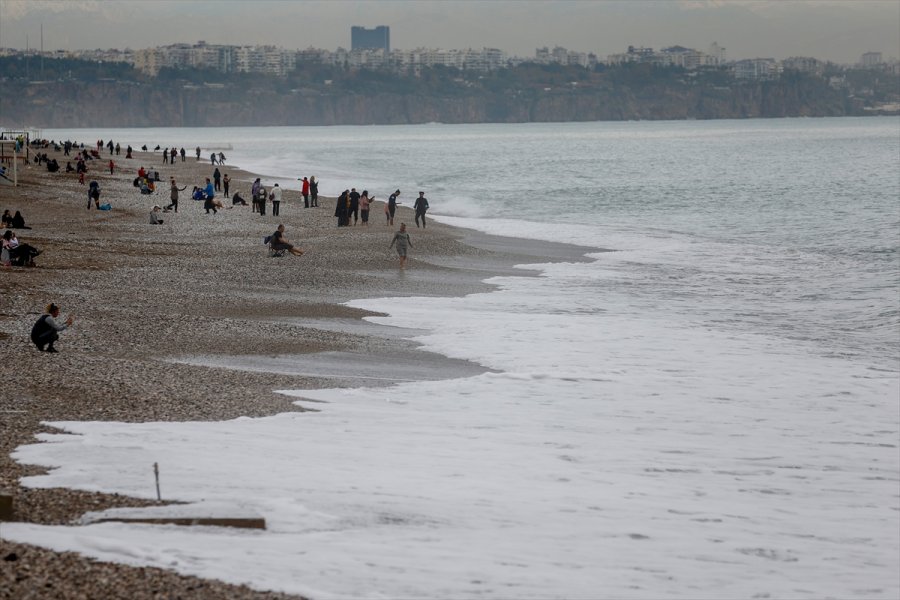 Antalya'da Yağışların Hafiflemesiyle Vatandaşlar Sahile Akın Etti