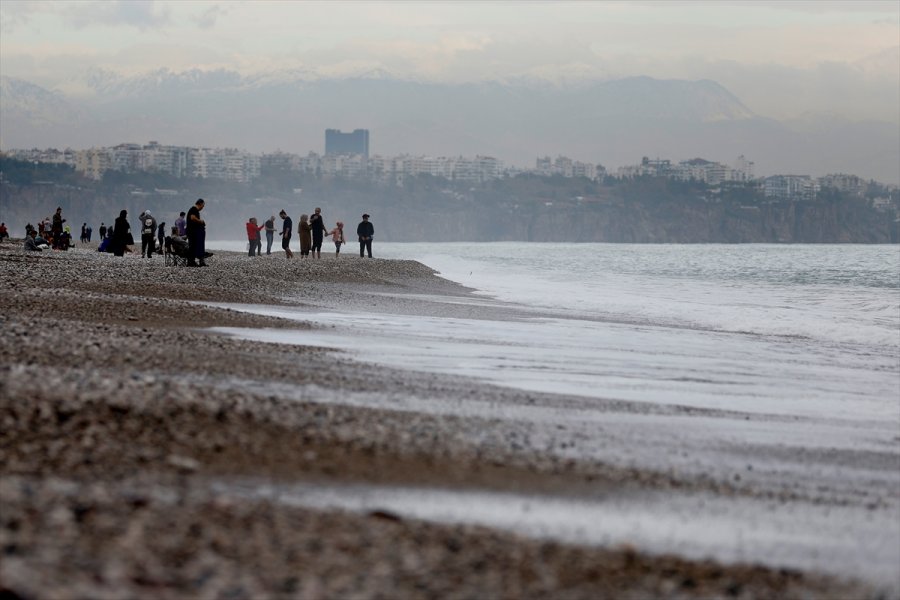 Antalya'da Yağışların Hafiflemesiyle Vatandaşlar Sahile Akın Etti