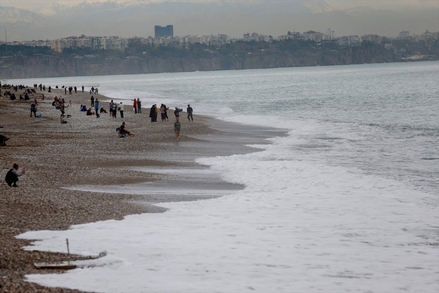 Antalya'da Yağışların Hafiflemesiyle Vatandaşlar Sahile Akın Etti