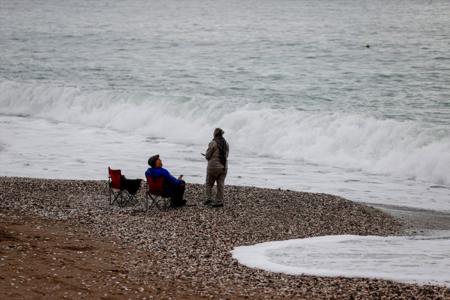 Antalya'da Yağışların Hafiflemesiyle Vatandaşlar Sahile Akın Etti