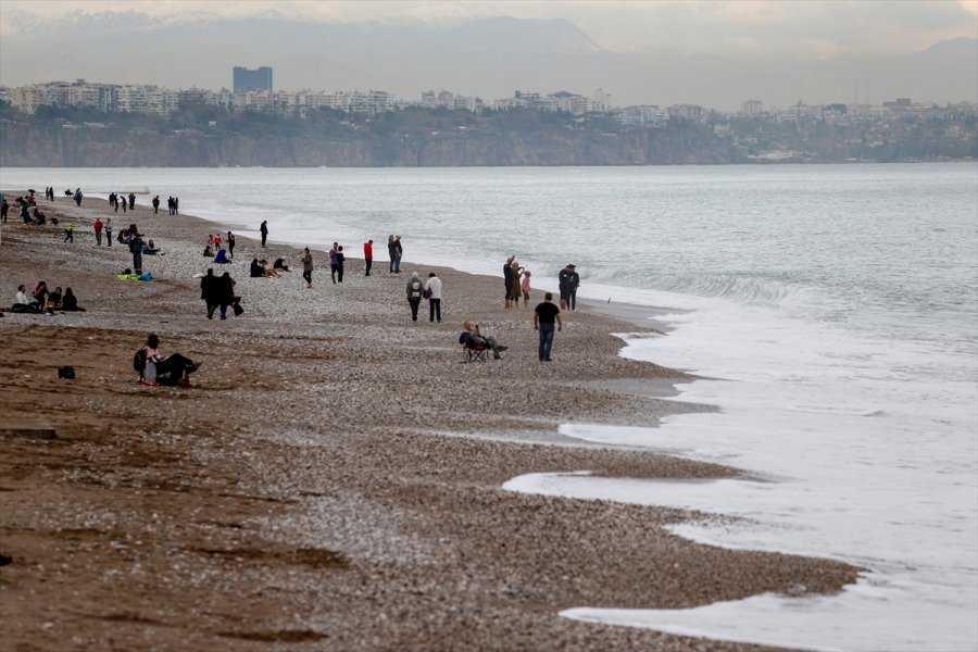 Antalya'da Yağışların Hafiflemesiyle Vatandaşlar Sahile Akın Etti