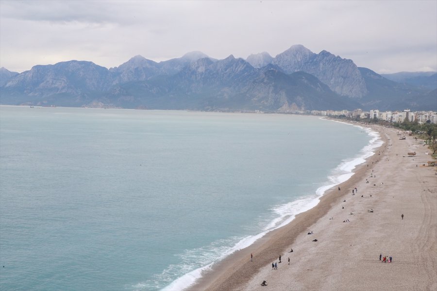 Antalya'da Yağışların Hafiflemesiyle Vatandaşlar Sahile Akın Etti