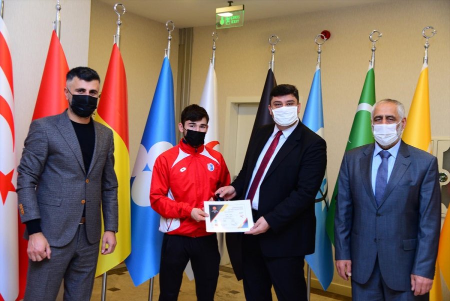 Başarılı Halterciler Altınla Ödüllendirildi