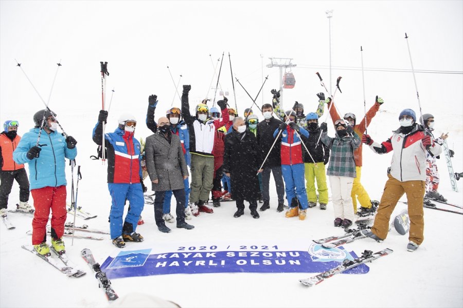 Erciyes'te Kar Kalınlığı 40 Santimetreye Ulaştı, Kayak Sezonu Açıldı