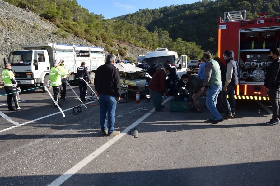 Antalya'da Otomobille Ticari Araç Çarpıştı: 2 Ölü, 1 Yaralı