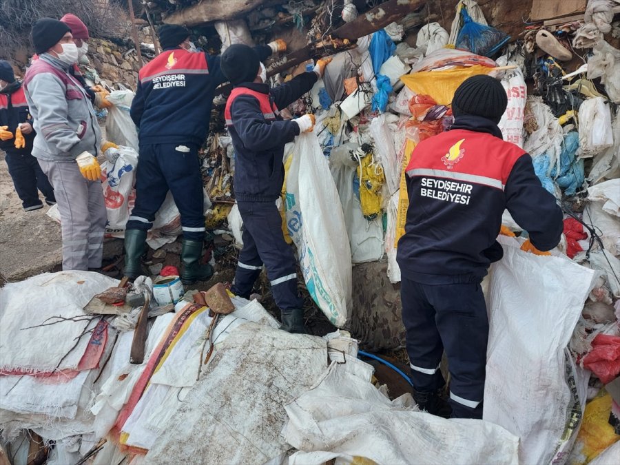 Konya'da Bir Ev Ve Bahçesinden 4 Kamyon Çöp Çıkarıldı