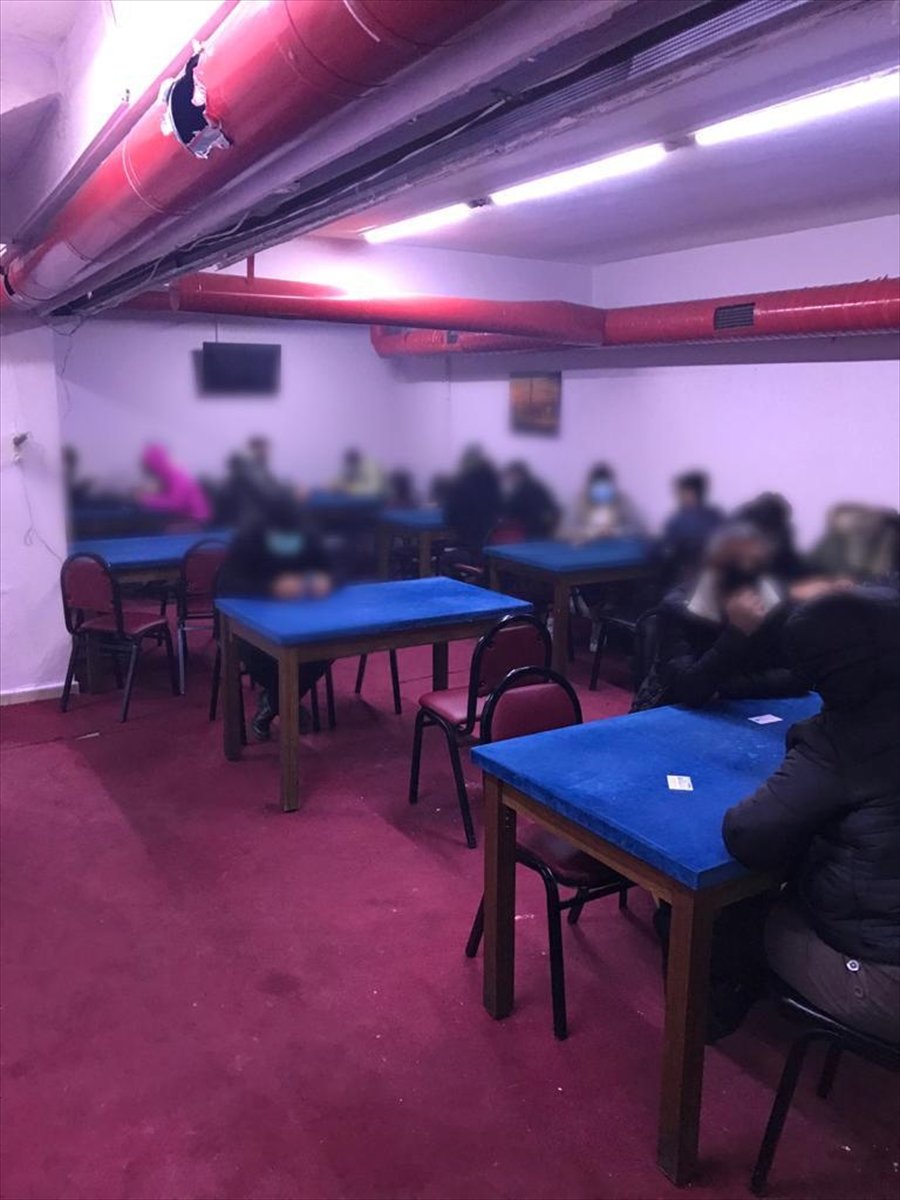 Eskişehir'de Ruhsatsız İş Yerinde Kumar Oynayan 44 Kişiye Para Cezası