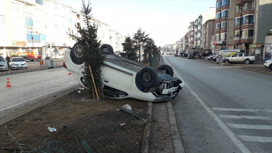 Konya'da Takla Atarak Refüje Çıkan Otomobilin Sürücüsü Yaralandı