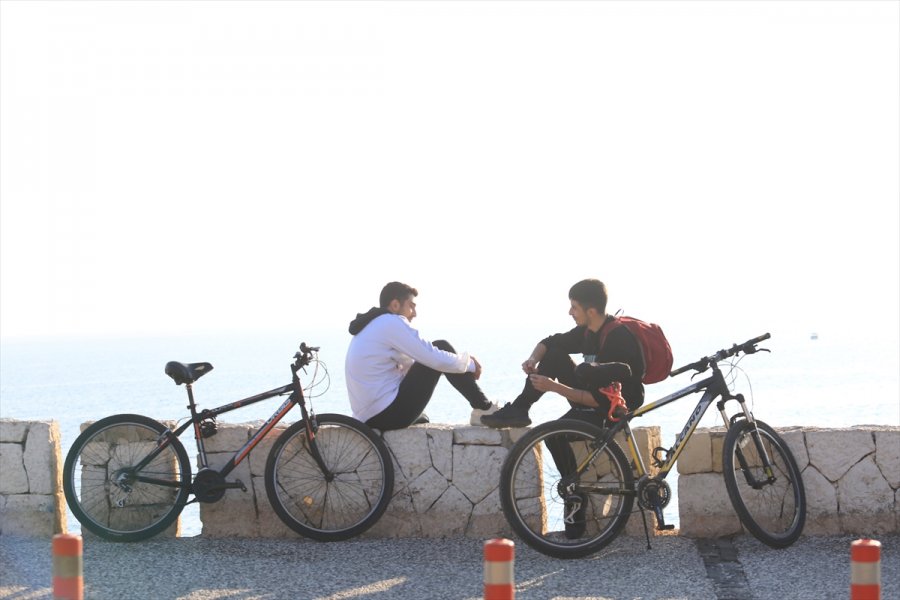 Antalya'da Güneşli Havayı Fırsat Bilenler Sahillerde Vakit Geçirdi