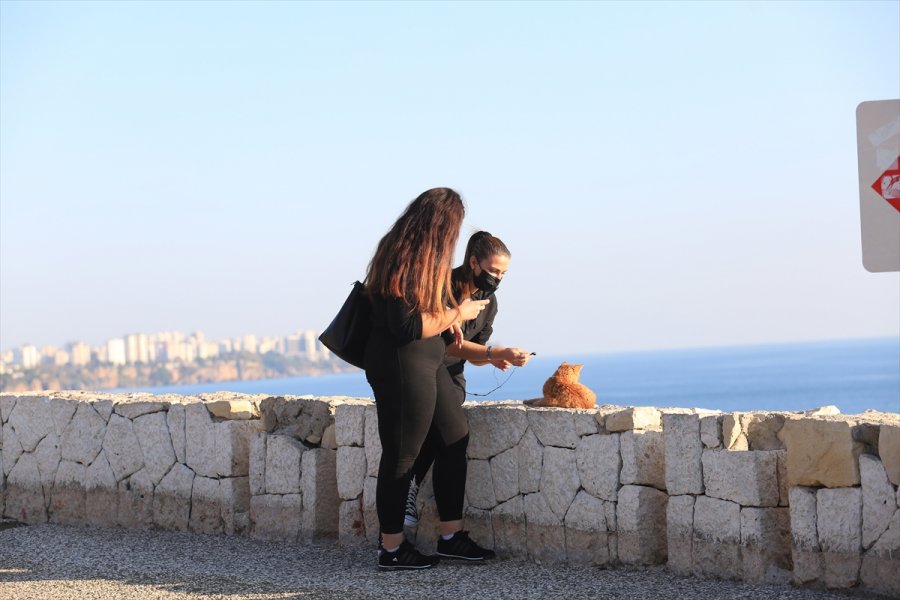 Antalya'da Güneşli Havayı Fırsat Bilenler Sahillerde Vakit Geçirdi