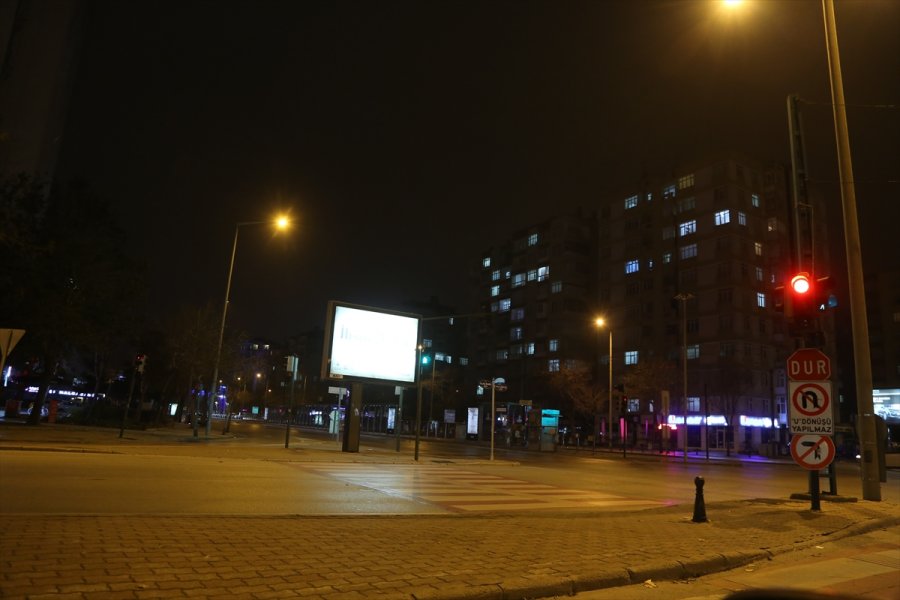 Konya, Afyonkarahisar, Karaman Ve Aksaray'da Kısıtlamanın Başlamasıyla Sokaklar Boşaldı