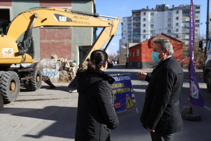 Melikgazi'de Metruk Binaların Yıkımı Devam Ediyor