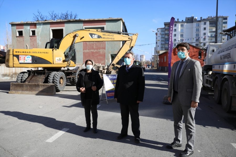 Melikgazi'de Metruk Binaların Yıkımı Devam Ediyor